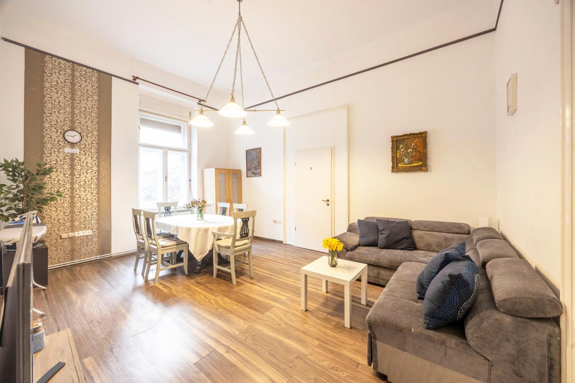 Spacious N' Cozy 5bedroom On Terez Boulevard Budapest