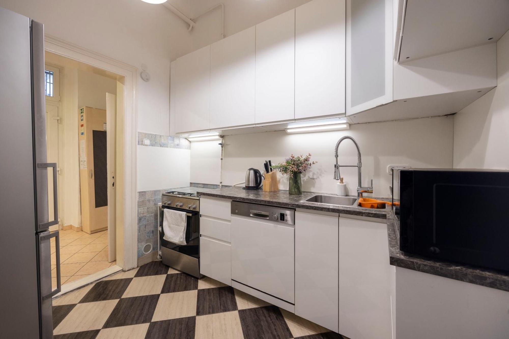 Spacious N' Cozy 5bedroom On Terez Boulevard * Budapest