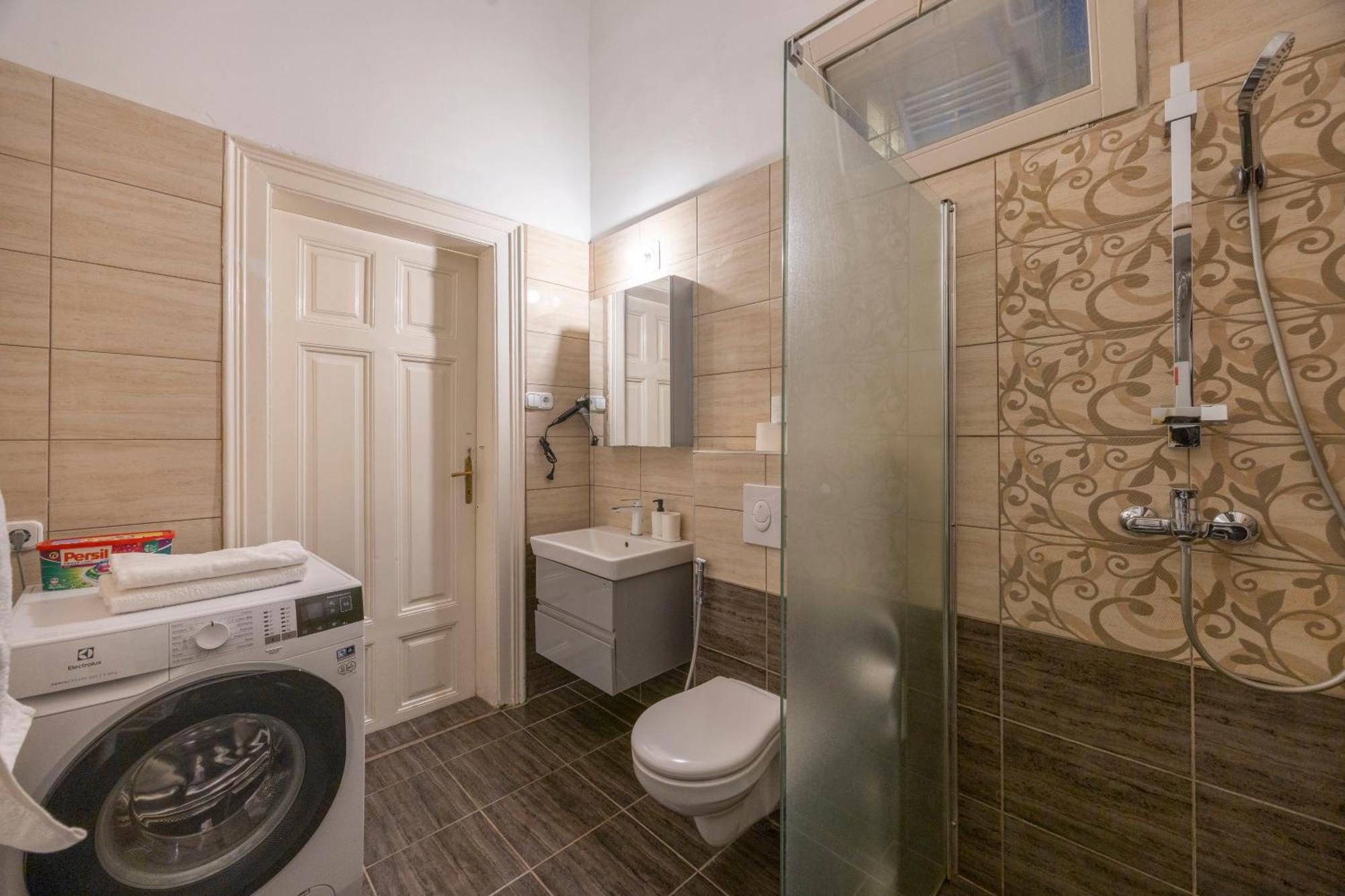 Spacious N' Cozy 5bedroom On Terez Boulevard Appartamento Budapest